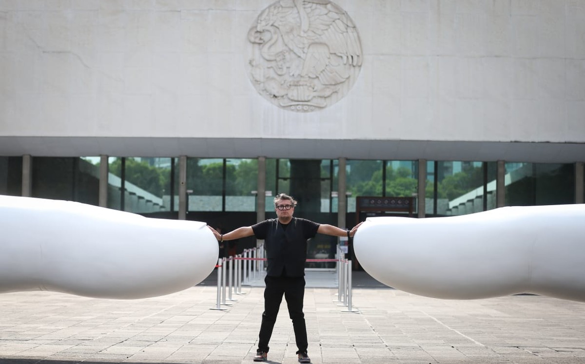 La obra monumental 'Tú' del artista jalisciense Rivelino se expone afuera del Museo Nacional de Antropología. FOTO: Araceli López