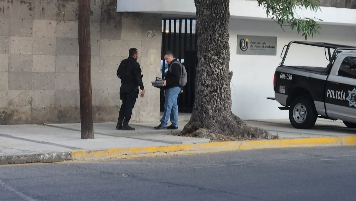 Policía de Guadalajara acude a reporte de robo en oficinas de Prodeur (Juan Carlos Munguía)