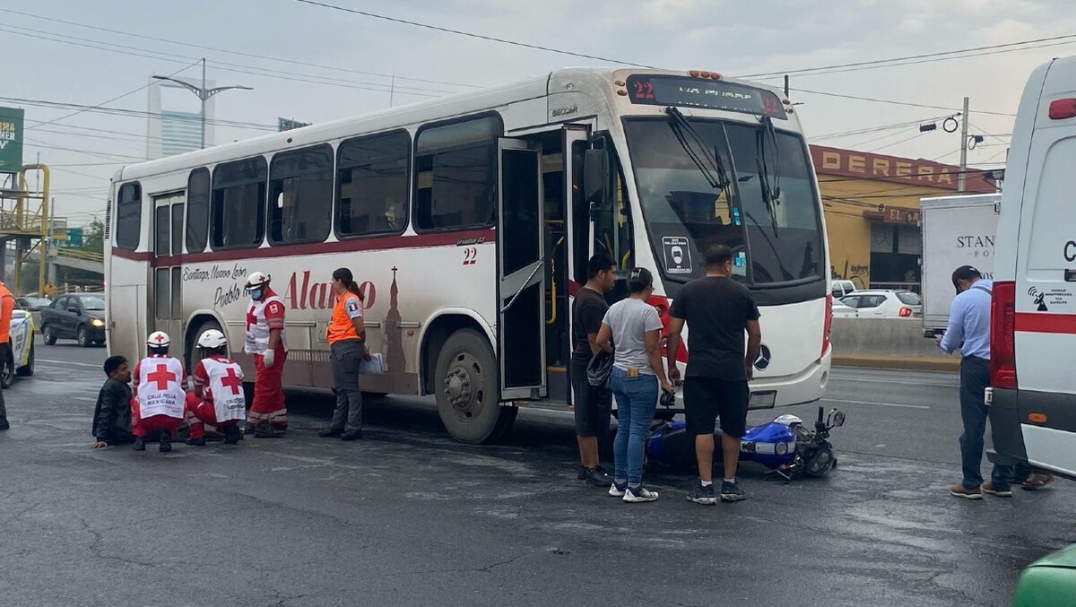 Autobús embiste a motociclista que presuntamente invadió carril en Monterrey. Foto: Miranda Arias