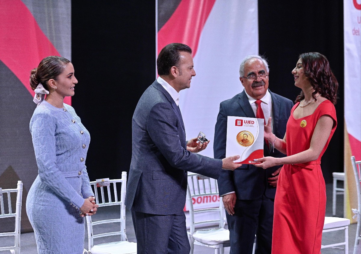 Entregan medallas 'Benito Juárez' a estudiantes destacados de UJED. | Especial
