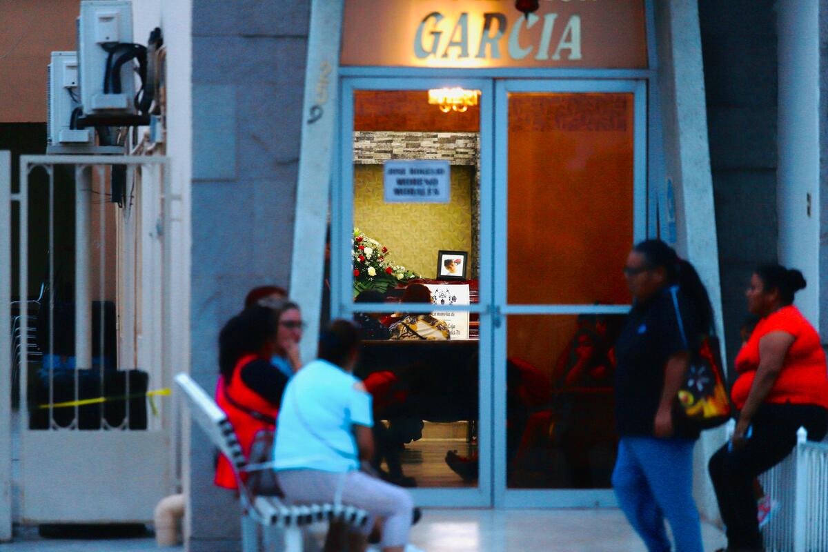 Fue incrementándose el número de personas que llegaban para acompañar a los familiares de los mineros. | Iván Sánchez