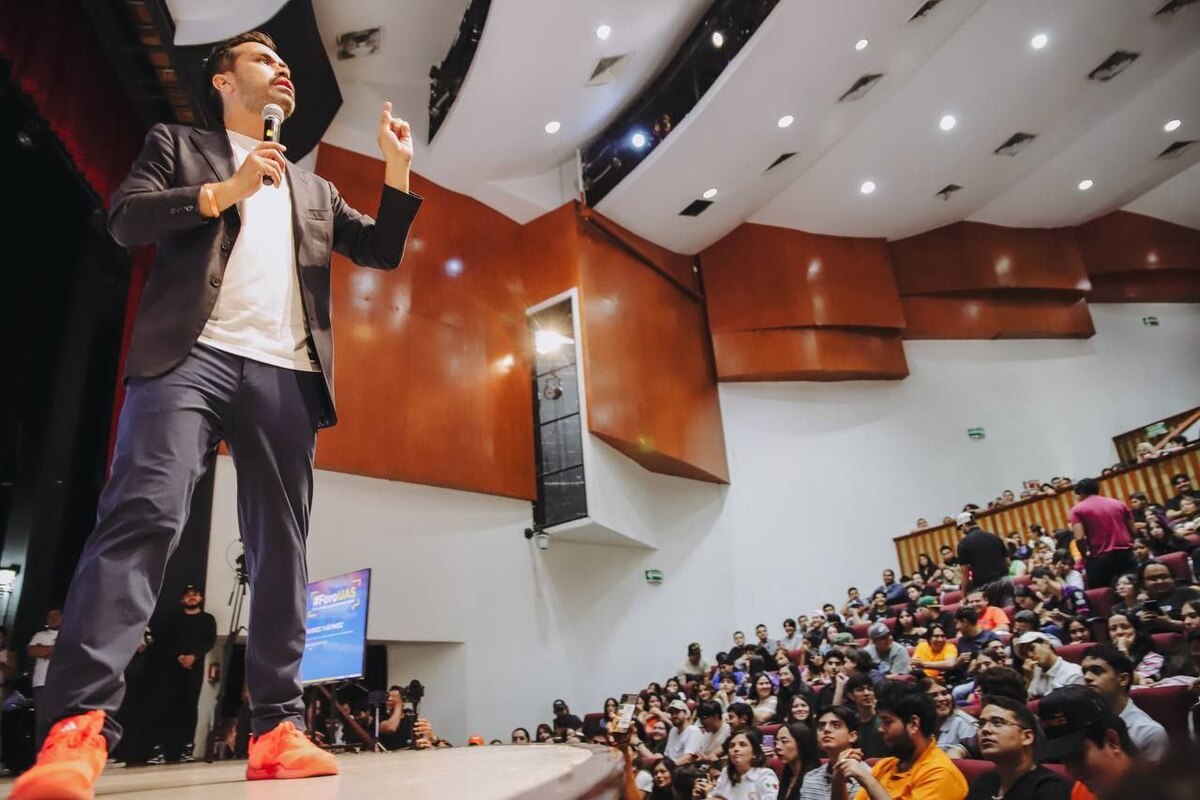 Máynez se reunió con jóvenes en Sinaloa. | X