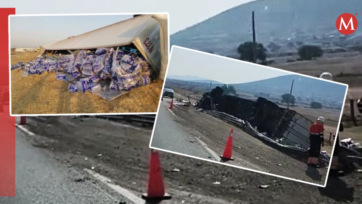 Pobladores cargan botellas de agua saqueadas de un tractocamión volcado en Zempoala