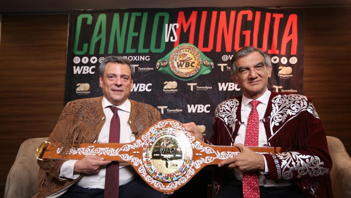 Presentan cinturón conmemorativo del 4 de mayo para el ganador de Canelo vs. Munguía (Jorge Carballo)
