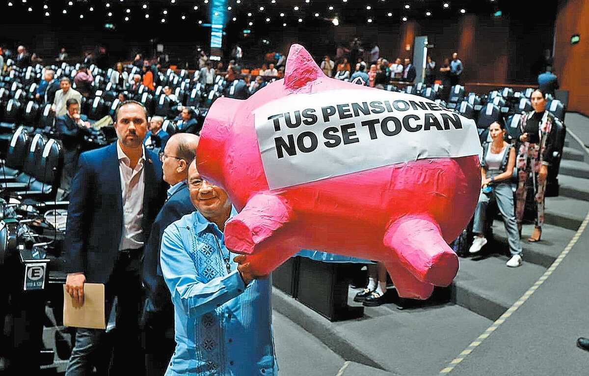 Roberto Valenzuela, del partido albiazul, protesta en San Lázaro. Juan C. Bautista