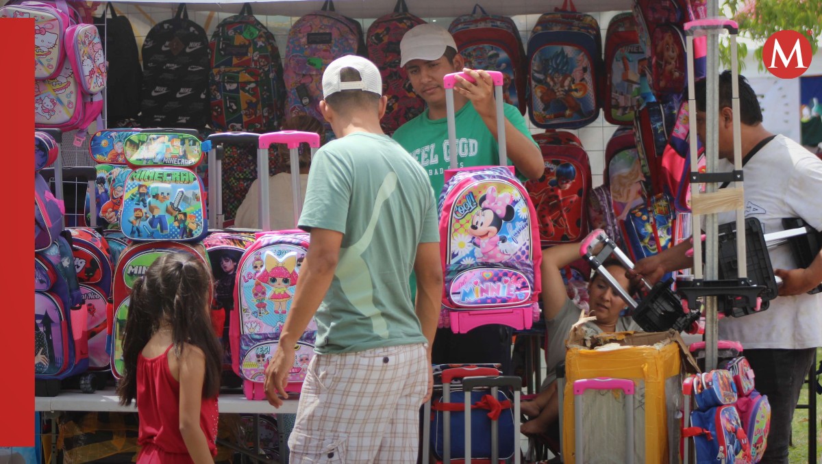Venta de mochilas para niños en Tampico. (Sergio Sánchez)