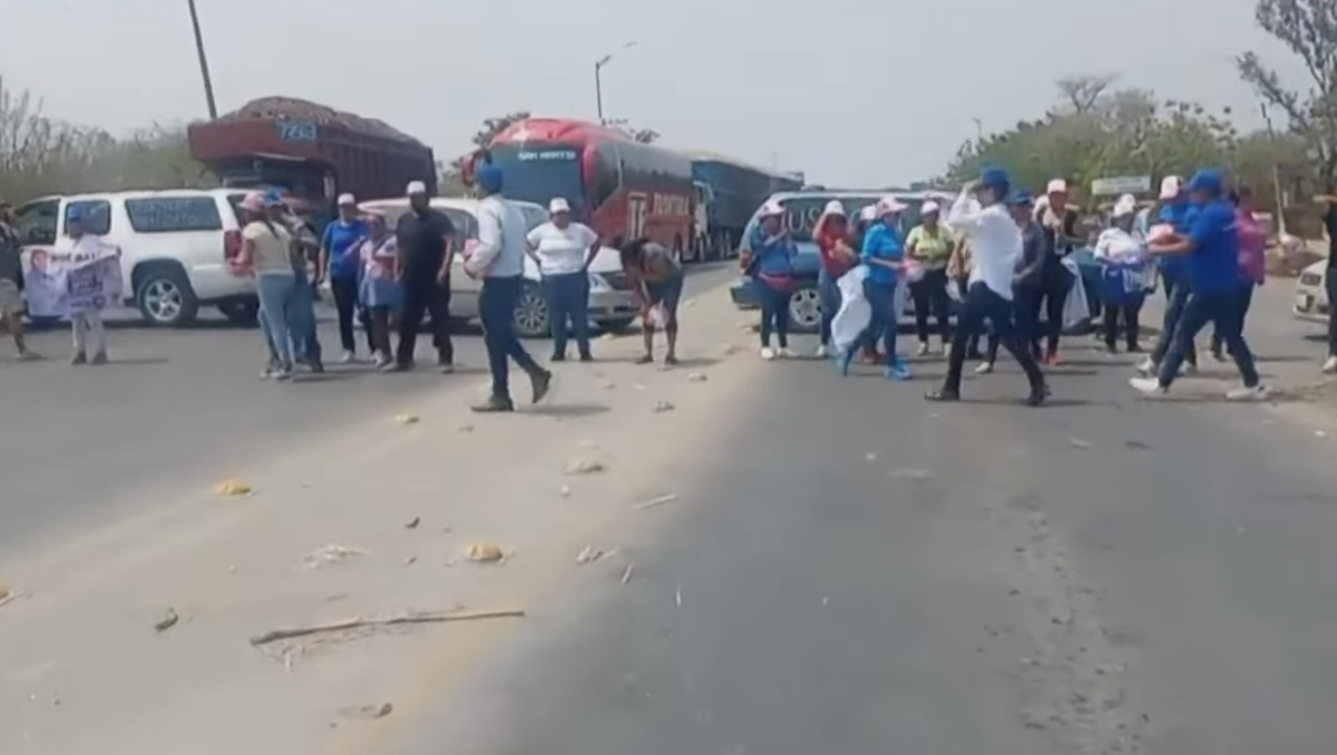 Tras el asesinato del candidato Noé Ramos, simpatizantes realizaron un bloqueo carretero en Ciudad Mante. | Especial