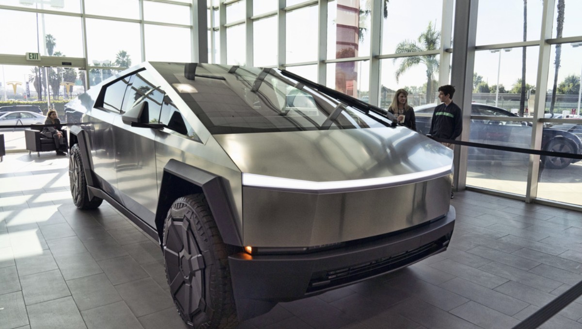 Una camioneta Cybertruck de Tesla en exhibición en Buena Park, California, el domingo 3 de diciembre de 2023. Foto: (AP)