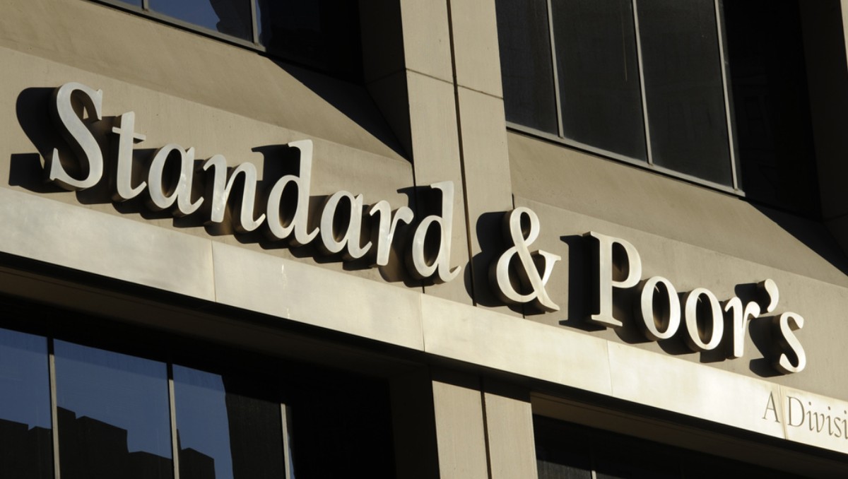 La degradación hecha por S&P se produjo poco antes del ataque en Irán. Foto: (AP)