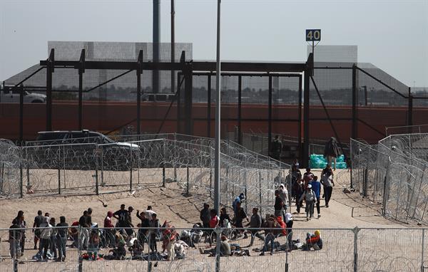Fotografía aérea que muestra a migrantes en la frontera con Estados Unidos, este jueves en Ciudad Juárez | Agencia EFE
