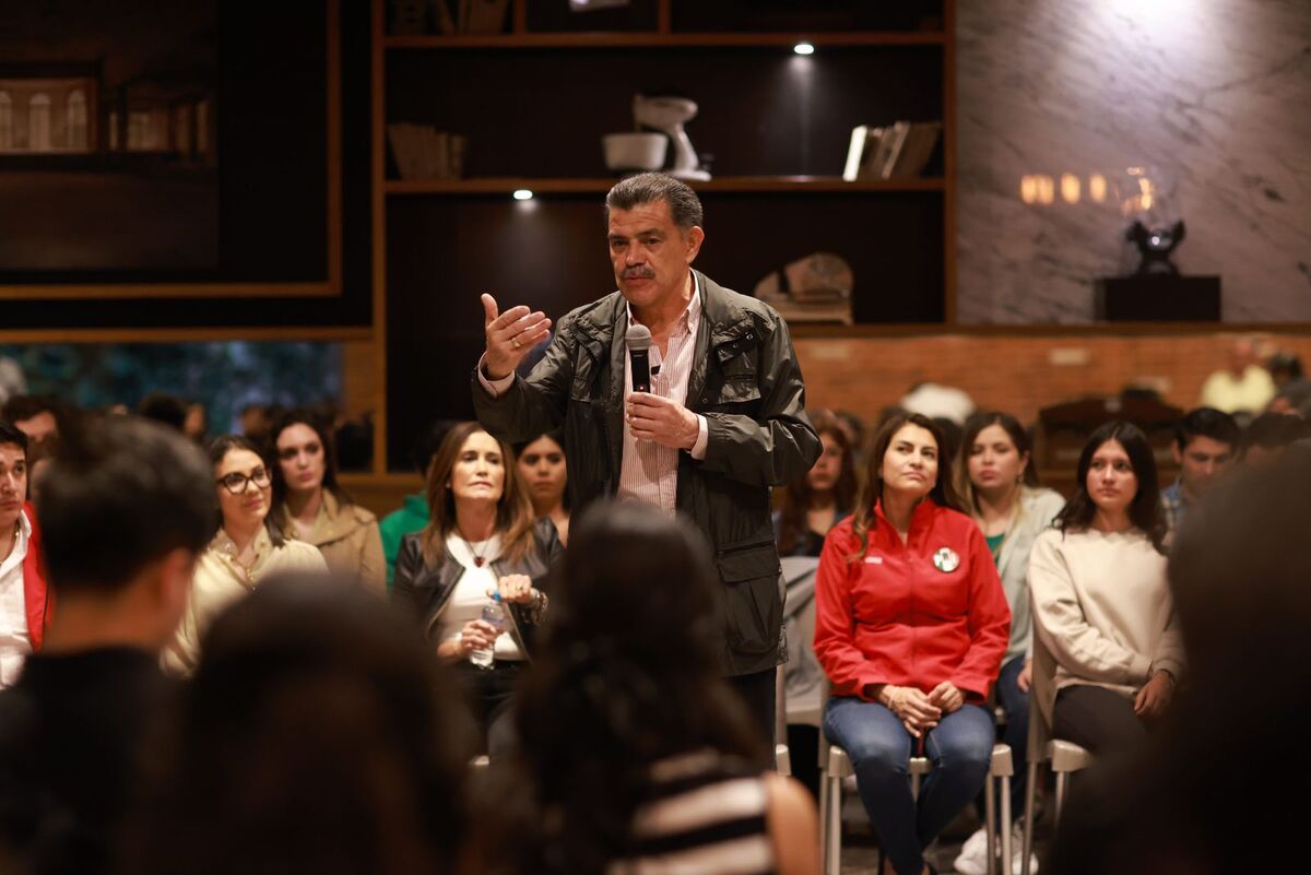 Francisco Olvera conversó con jóvenes.