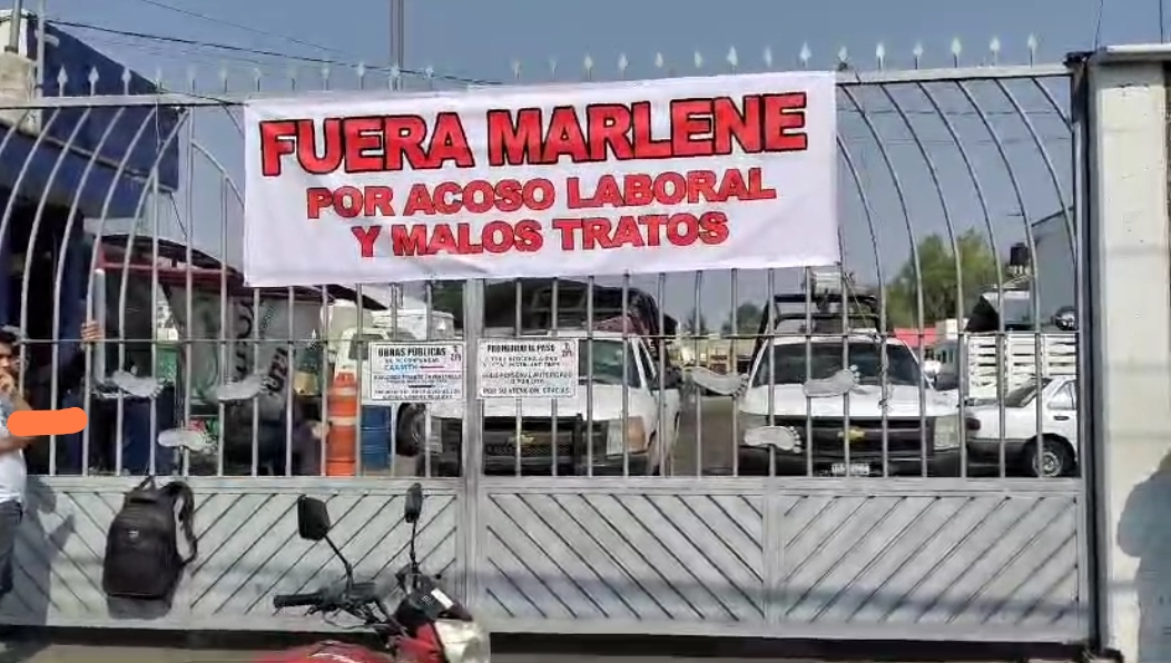Manifestación afuera de Servicios Públicos municipales.