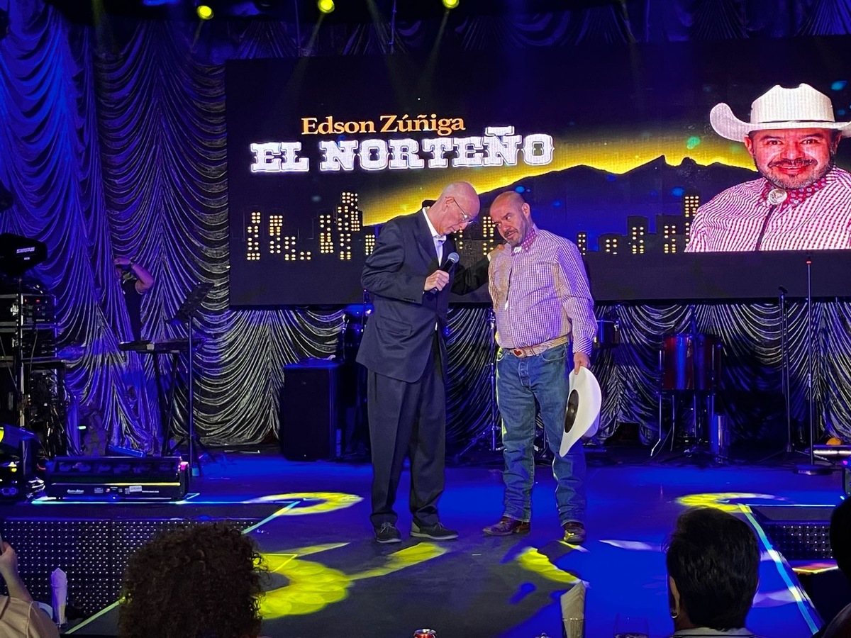 Nando Estevane recibió el apoyo de sus amigos, como El Costeño /Lizbeth Cruz