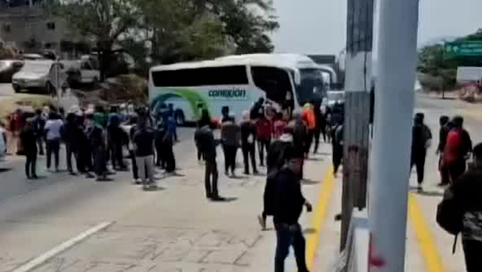 Normalistas bloquean la Autopista del Sol, Guerrero