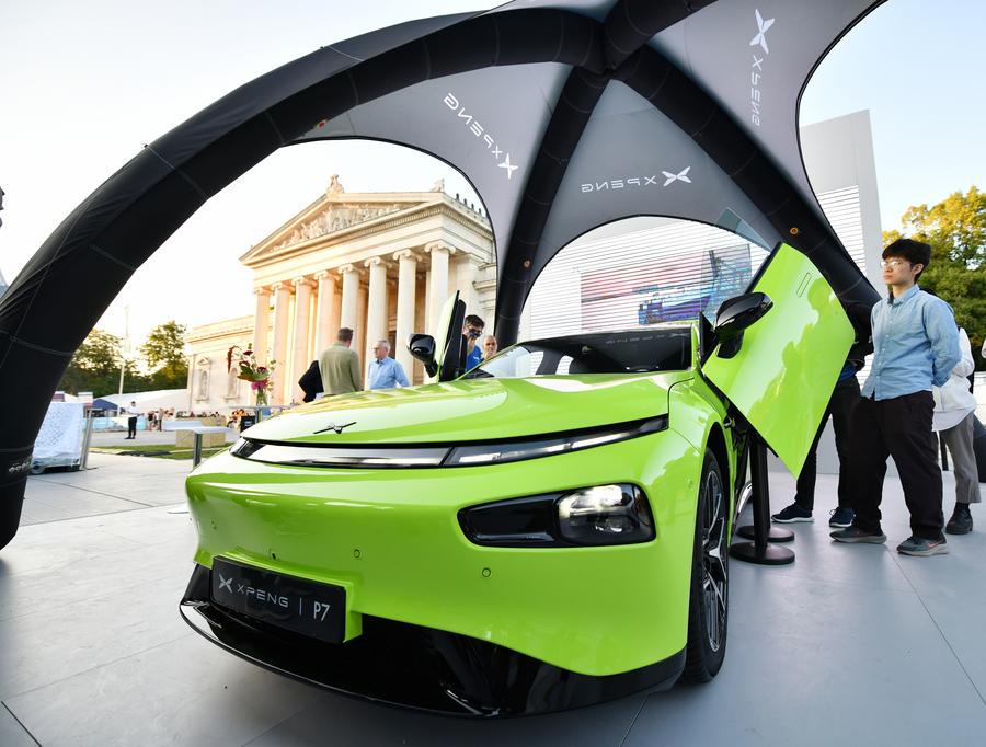 Las personas visitan el stand del fabricante de automóviles chino Xpeng durante la Feria Internacional del Automóvil (Xinhua/Ren Pengfei)