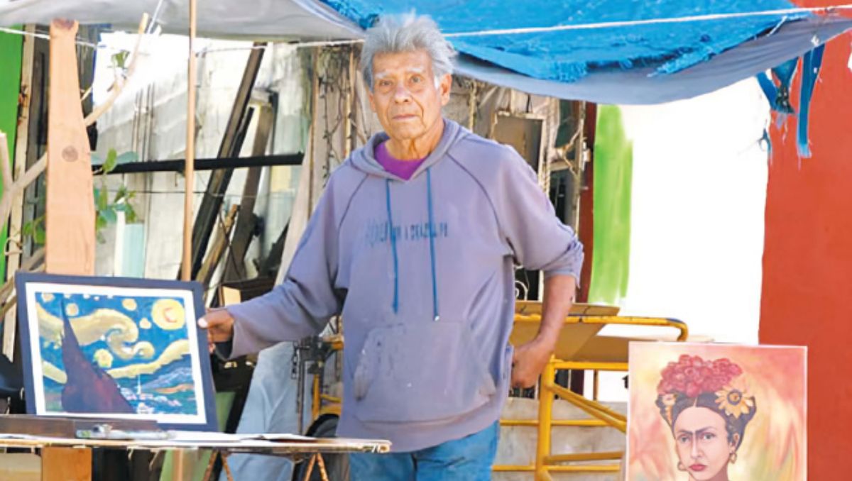 El artista prepara sus propios lienzos y pinturas. Jorge López