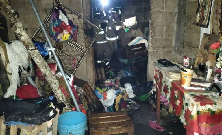 Hombre incendia su casa en Huejutla.