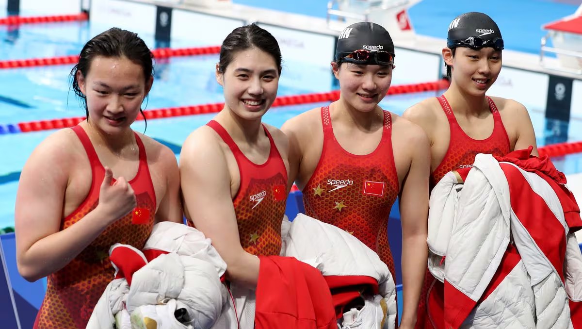 Nadadores chinos participaron y ganaron medallas en Tokio 2020 tras dar positivo a sustancia prohibida (Reuters)