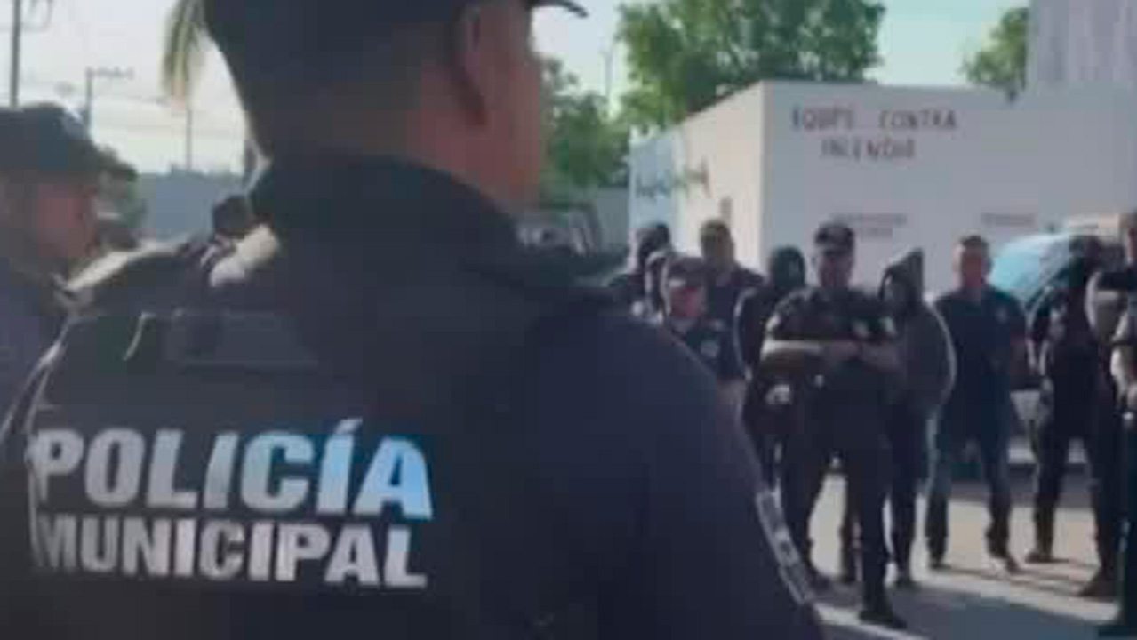 Policías se manifiestan en Colima por el asesinato de dos miembros de seguridad