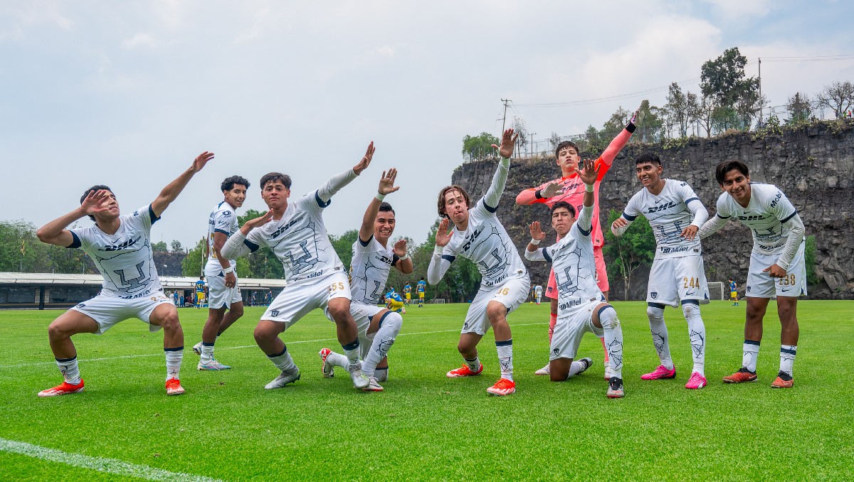 Pumas Sub 18 festeja como Cuauhtémoc Blanco tras derrotar al América (Imago 7)