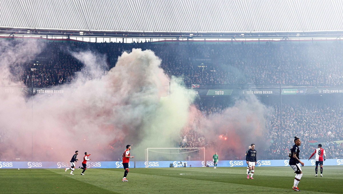 Detienen final de la Copa de Países Bajos por un incendio en el estadio (EFE)