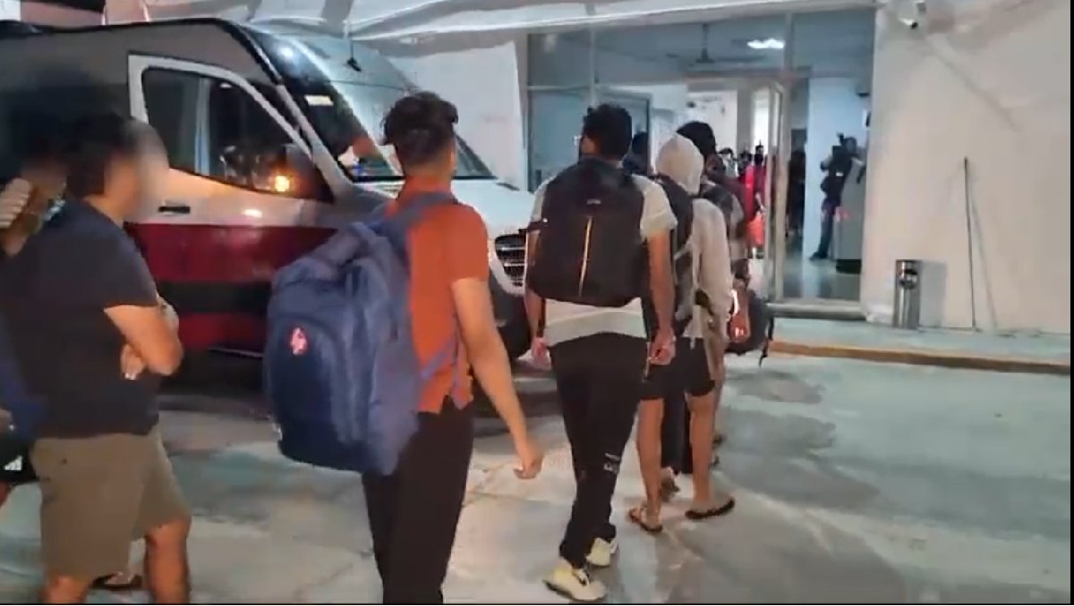 Migrantes rescatados en Isla Mujeres. Foto: (Luis Hernández)