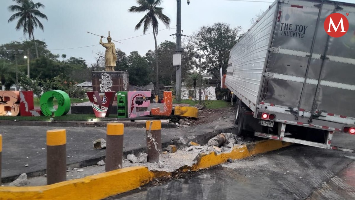 Tráiler se impacta contra plaza de Pueblo Viejo en Veracruz