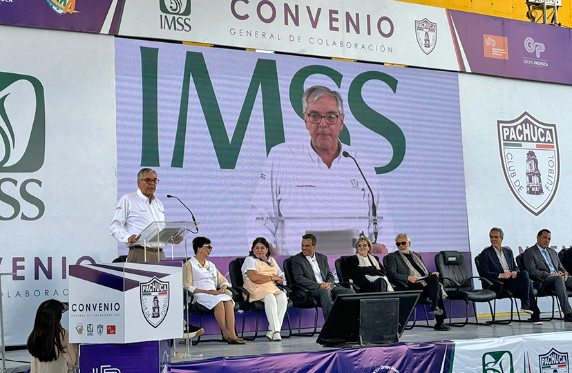 Autoridades del IMSS y del Club Pachuca se reúnen para celebrar la firma del convenio que promoverá el futbol