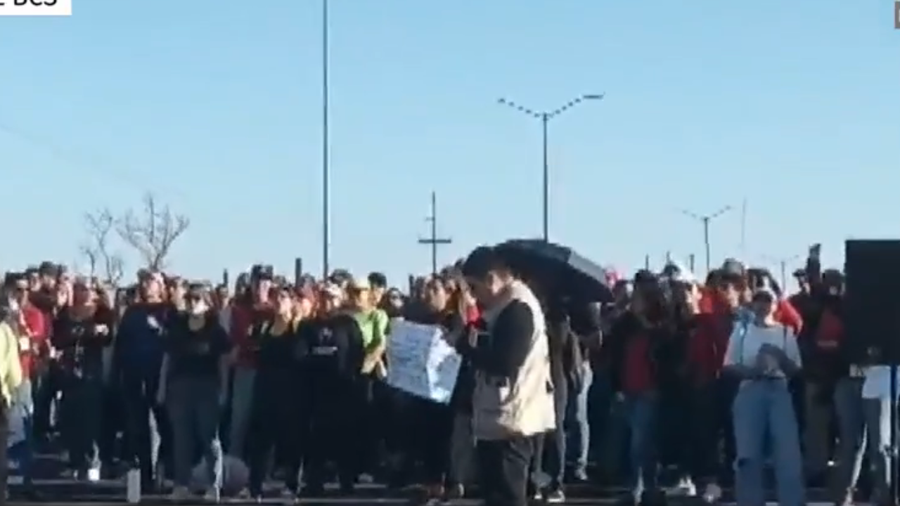 Caos vial por bloqueo de personal de la educación en La Paz