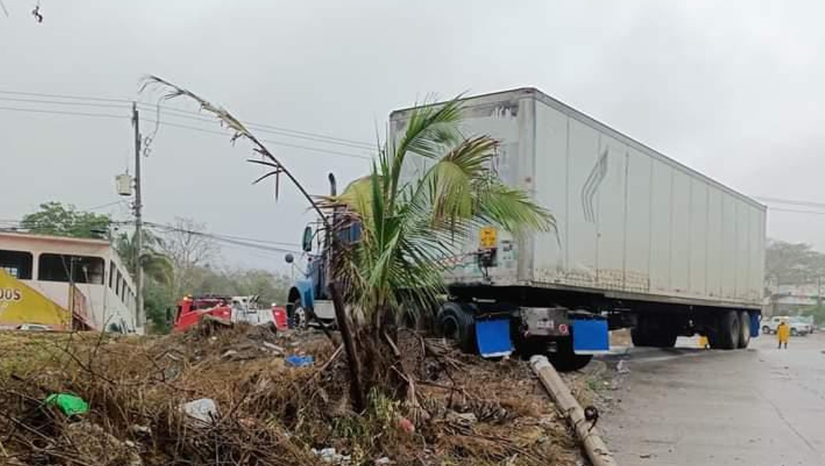 Conductor de tráiler derrapa y por poco y se mete a una casa.