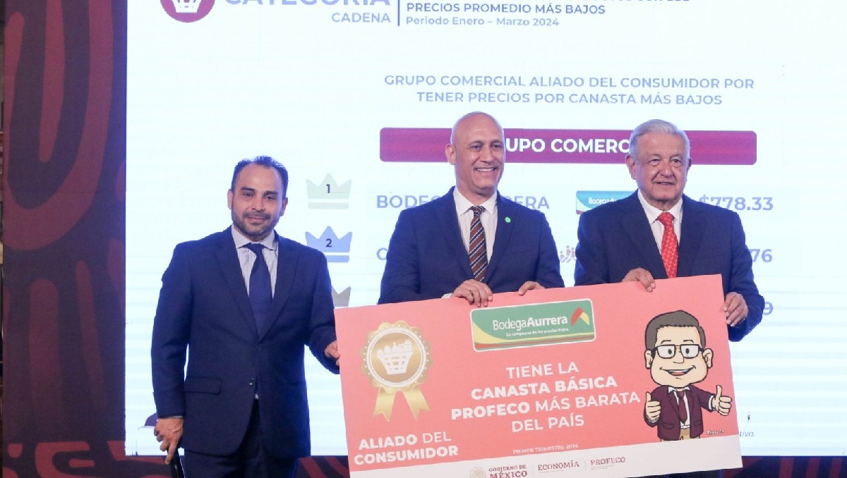 Entrega de reconocimientos a empresas aliadas de consumidores, una de ellas Bodega Aurrera. Foto: (Cuartoscuro)