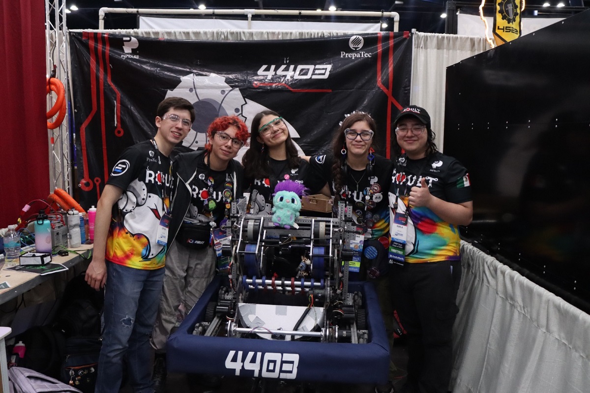 Algunos integrantes del equipo de robótica 4403 – ROULT – PrepaTec Laguna – Peñoles. (cortesía)