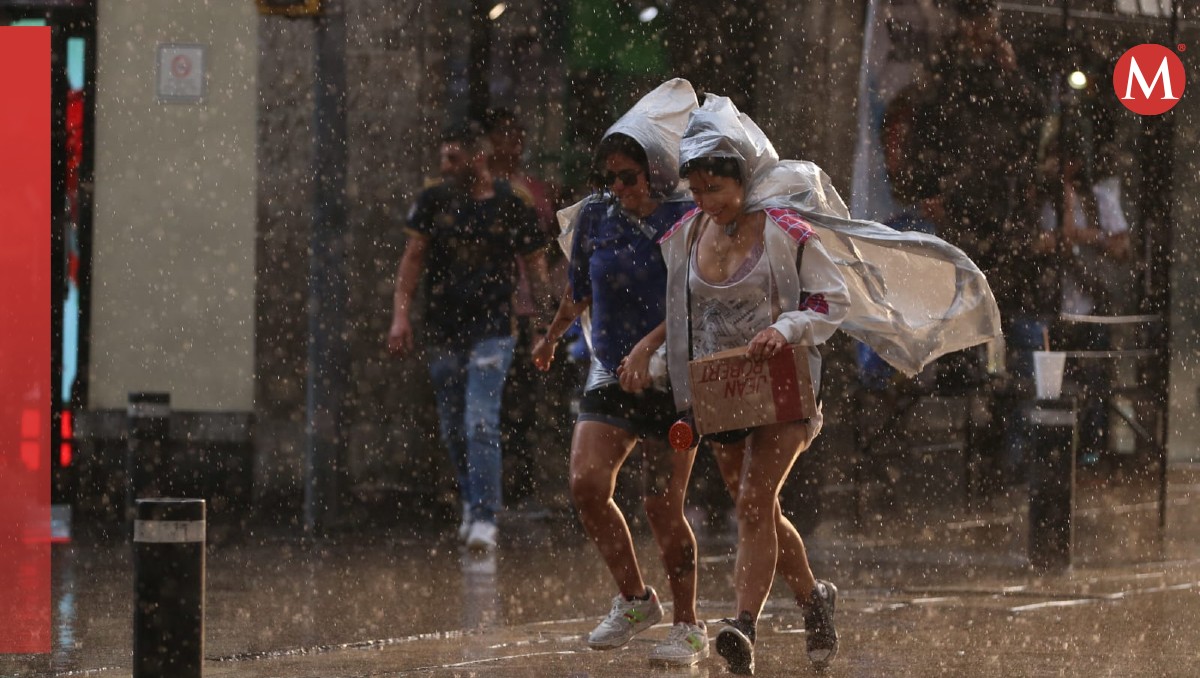 Lluvia sorprende a personas en el centro de la CdMx | Ariana Pérez