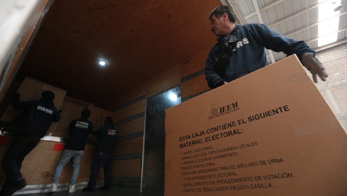 Material electoral resguardado por elementos de seguridad. Foto: (Tania Contreras)