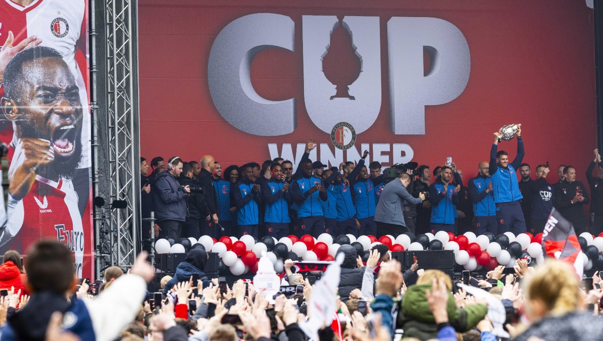 Miles de aficionados celebran el título del Feyenoord de Santi Giménez en la Copa de Países Bajos (EFE)