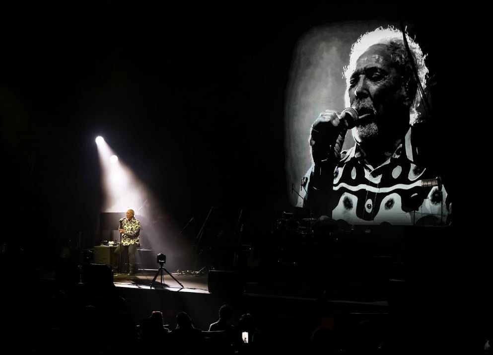 Con una presencia impecable, Tom Jones todavía puede despertar el deseo. José Jorge Carreón / OCESA