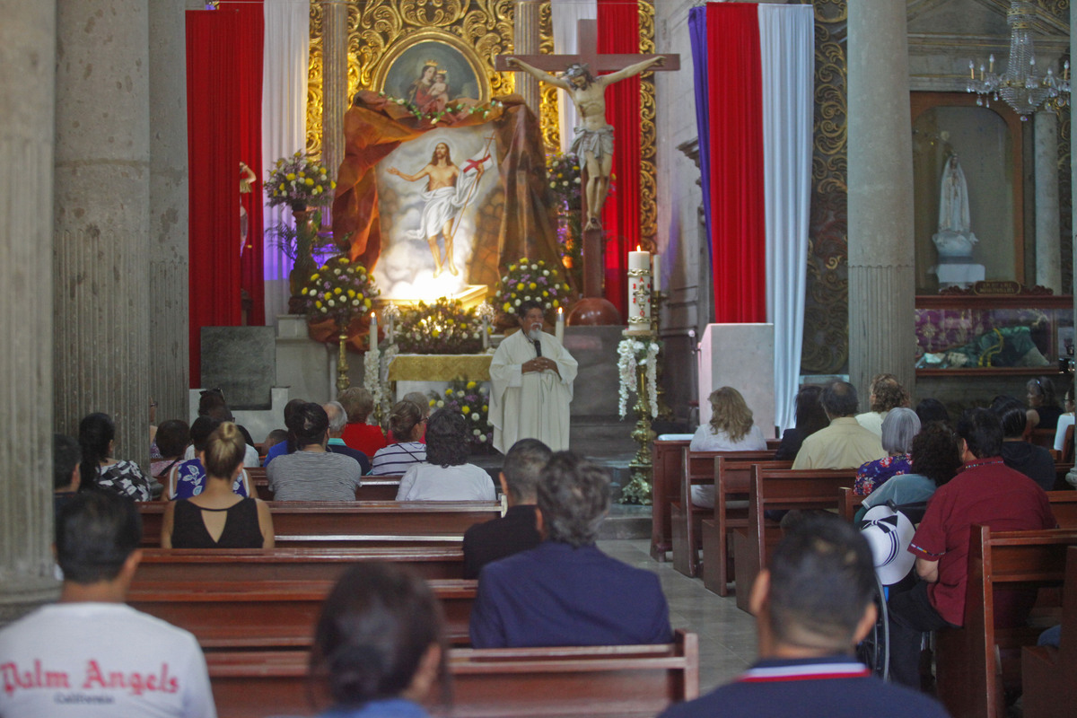 Realizan misa para conmemorar a las víctimas de las explosiones de 1992 en Guadalajara (Fernando Carranza)