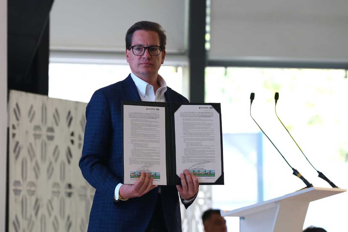 Salomón Chertorivski, candidato a la Jefatura de Gobierno, realiza la firma del pacto por la primera Infancia. | Foto Ariana Pérez