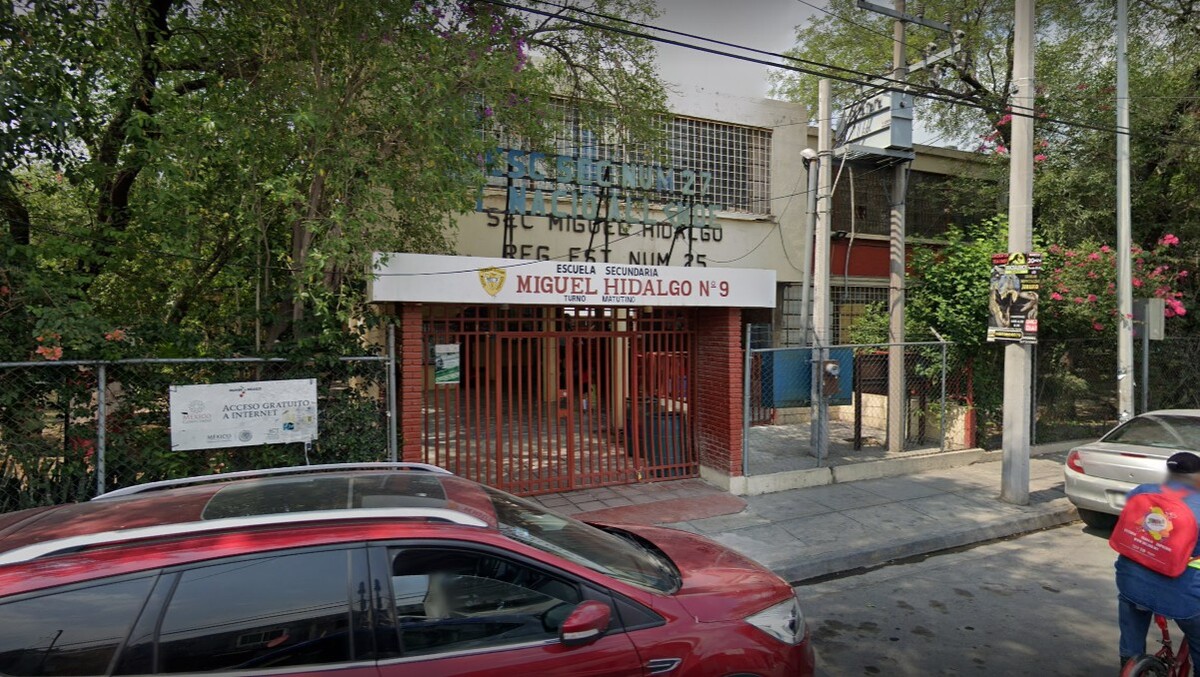 El arma fue localizada en la Escuela Secundaria No. 9 Miguel Hidalgo, en la colonia Estrella.Foto: Especial