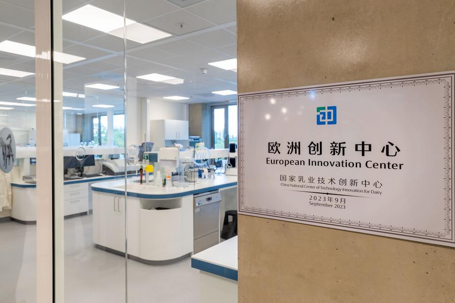 El Centro Europeo de Innovación Yili en la Universidad e Investigación de Wageningen, Países Bajos. (Xinhua/Meng Dingbo)