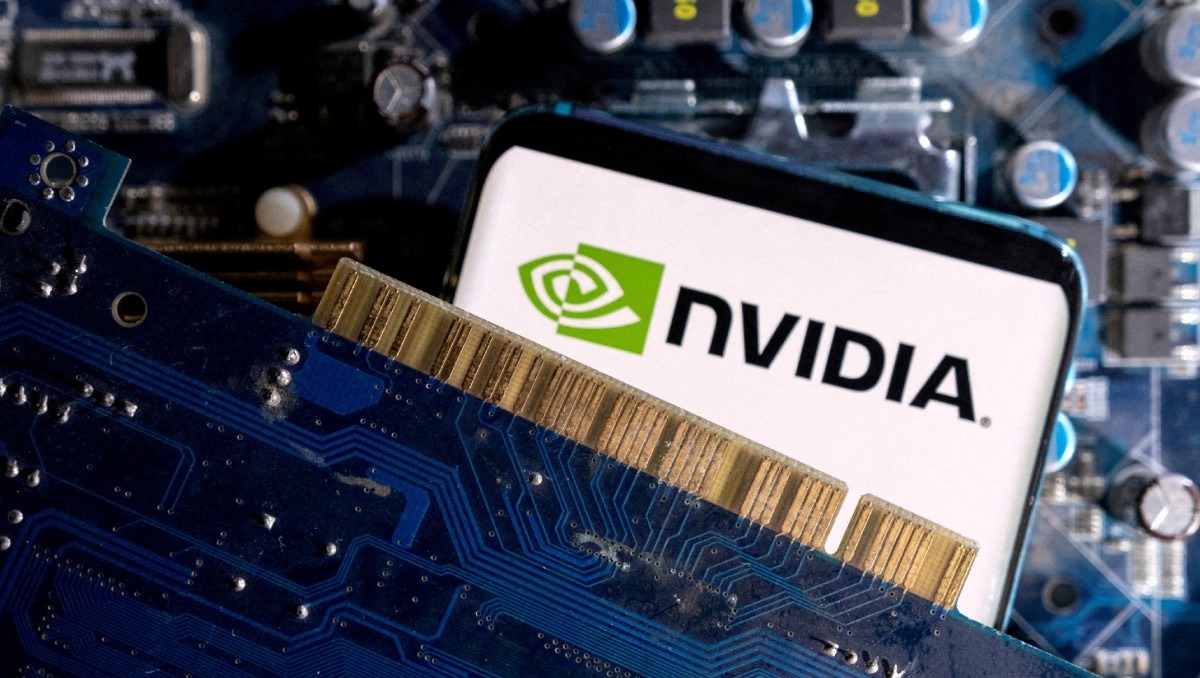 Ilustración de smartphone con el logotipo de NVIDIA encima de una placa base de ordenador. Marzo, 2023. Foto: (Reuters).