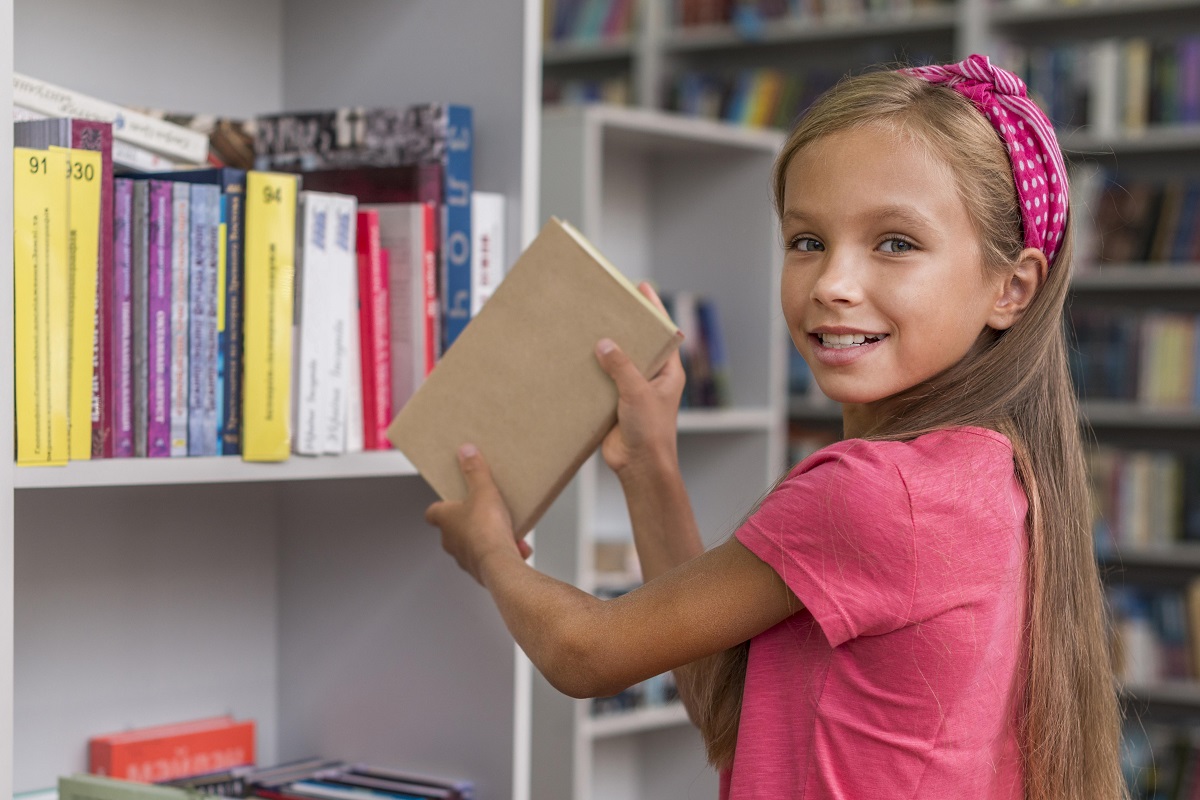 Los niños tienen el derecho de disfrutar de la literatura. (freepik.es)