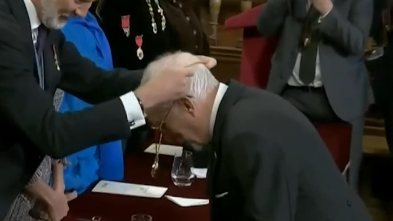 De manos del Rey Felipe VI, el escritor Luis Mateo Díez recibe el Premio Cervantes