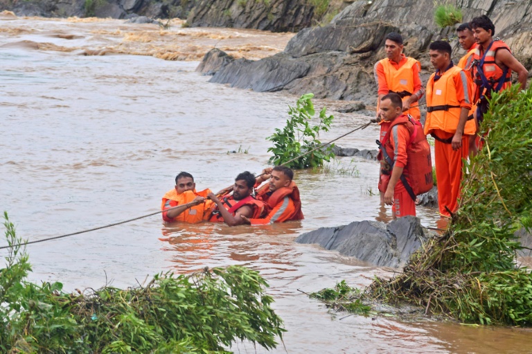 Unos pescadores son rescatadaos en el desbordado río Narmada tras las intensas lluvias monzónicas en Jabalpur, India | AFP