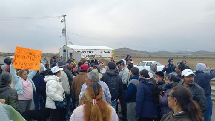 Pobladores bloquean carrera por falta de agua.