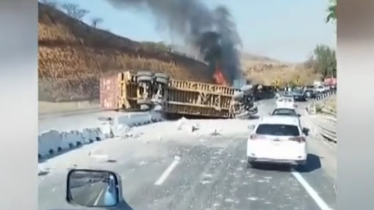 Volcadura de tráiler provoca cierre de autopista Guadalajara-Colima