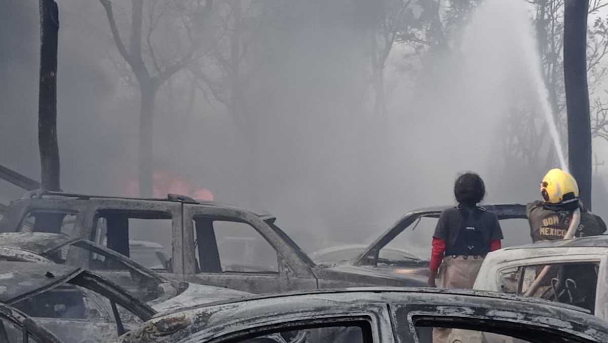 Hasta el momento, autoridades y ciudadanía desconocen cómo se generó el incendio en el corralón de autos. | Isabel Zamudio