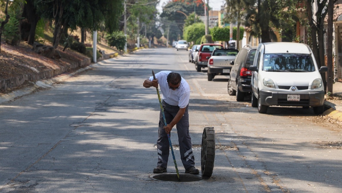 Elementos realizan limpieza de alcantarillas en Edomex. Foto: (Especial)