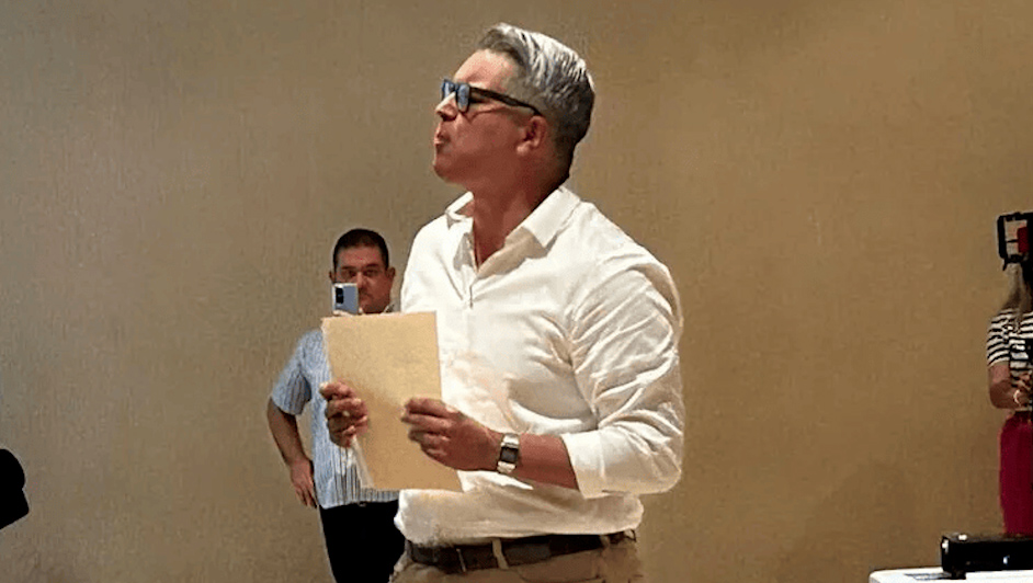 Exlíder priista increpa a Javier Corral acusándolo de tortura y abuso de poder