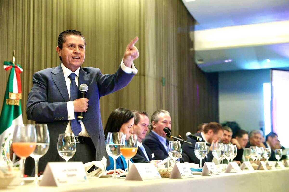 Giovani Gutiérrez en encuentro con candidatos a las alcaldías/ Cortesía